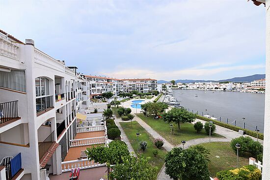 Bel appartement avec vue sur le canal et piscine communautaire