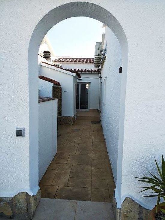 Empuriabrava, en alquiler, bonita casa al canal Ebre con piscina y amarre privados