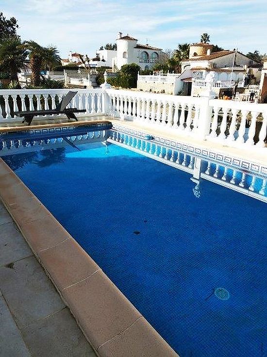 Empuriabrava, en alquiler, bonita casa al canal Ebre con piscina y amarre privados