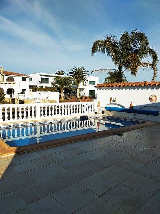 Empuriabrava, en alquiler, bonita casa al canal Ebre con piscina y amarre privados