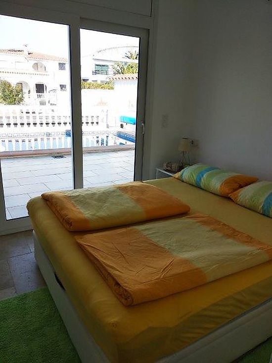 Empuriabrava, en alquiler, bonita casa al canal Ebre con piscina y amarre privados