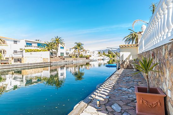Empuriabrava, à louer, belle maison sur canal Ebre avec piscine et amarre privées