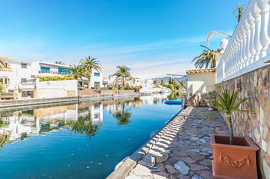 Empuriabrava, en alquiler, bonita casa al canal Ebre con piscina y amarre privados