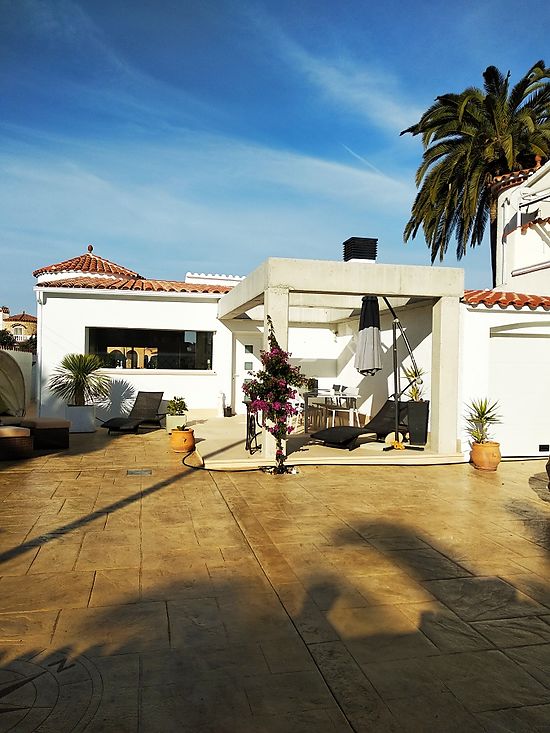 Empuriabrava, for rent, nice house on canal Ebre with private pool and mooring