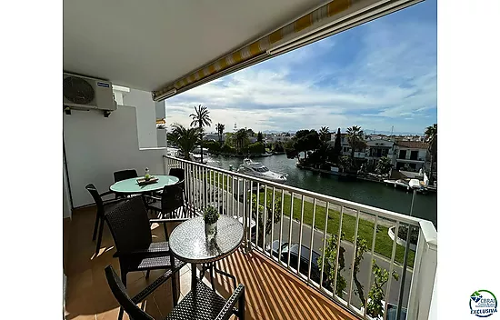 Charming apartment in Empuriabrava, 2 bedrooms, views on the canal and close to the beach, parking a