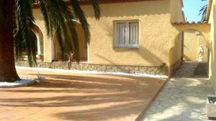 Empuriabrava, for rent, house for 6 persons with private pool and wifi 