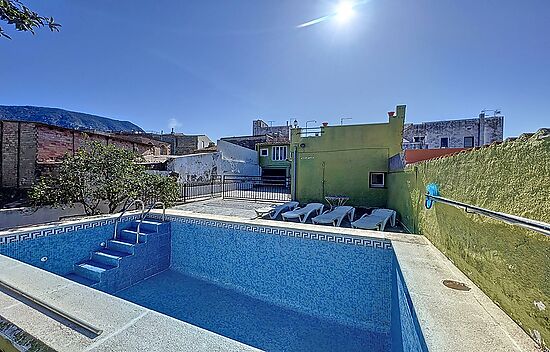 Impressive 325m2 town house, with its private pool, and its 526m2 plot, in the center of Palau Saver