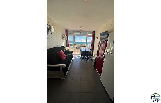 Beautiful modern holiday apartment in Empuriabrava with sea views for sale.