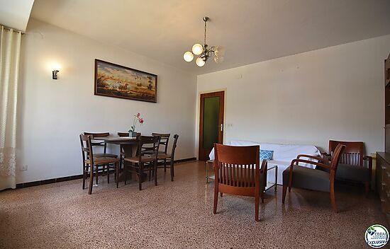 Apartment of 92 m2 and 8 m2 of terrace, located in the center of Roses.