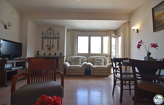 Apartment of 92 m2 and 8 m2 of terrace, located in the center of Roses.