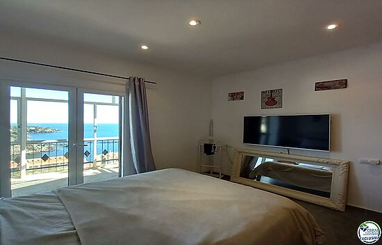 Completely refurbished flat with sea views.