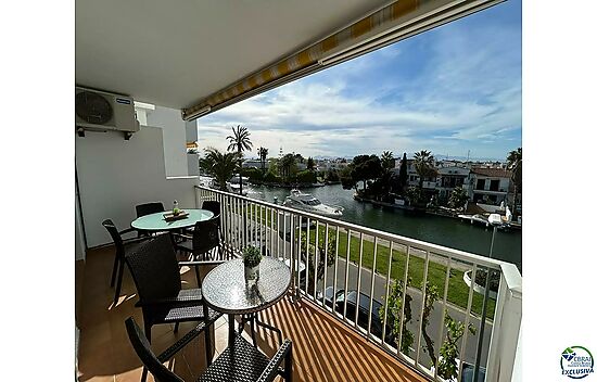 Apartamento encantador a Empuriabrava, 2 dormitorios, vistas en el canal y cerca de la playa,parking