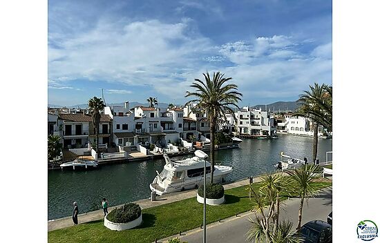 Charming apartment in Empuriabrava, 2 bedrooms, views on the canal and close to the beach, parking a