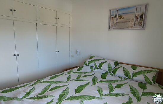 Apartment for sale in Empuriabrava, in the center and close to the beach, F3, south facing.