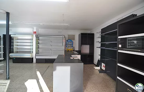 Supermarket for sale or rent at €1,000/month 200 meters from Santa Margarita beach, Roses