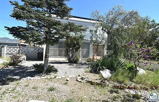 Opportunité de rénover un appartement à Santa Margarita, Roses, avec un grand jardin privé de 207 m²