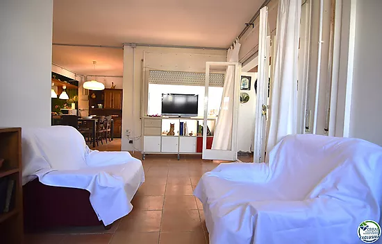 Opportunity an apartment to renovate in Santa Margarita, Roses, with a large private garden of 207 m