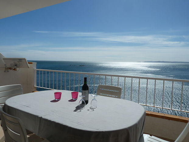 For rent in Rosas nice apartment with 1bedroom, swimming pool and sea view