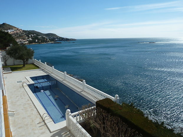 Bonito apartamento con 1 habitación con vistas mar, piscina y wifi en alquiler en Roses