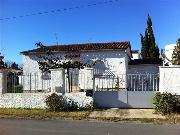 Bonita casa, en alquiler,  en Empuriabrava con jardín y piscina privada