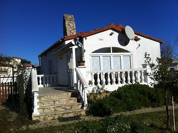 Bonita casa, en alquiler,  en Empuriabrava con jardín y piscina privada