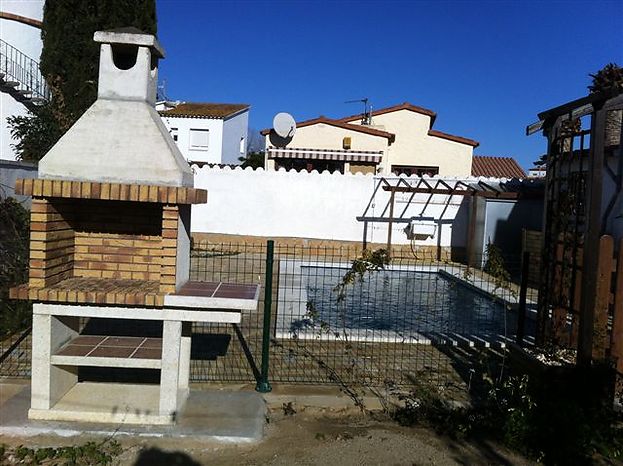 Jolie villa, à louer, à Empuriabrava  avec jardin et piscine privés