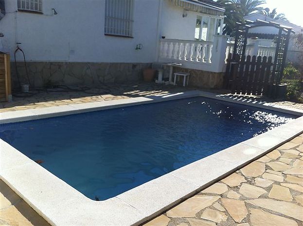 Attitude Services : bonita casa, en alquiler,  en Empuriabrava con jardín y piscina privada