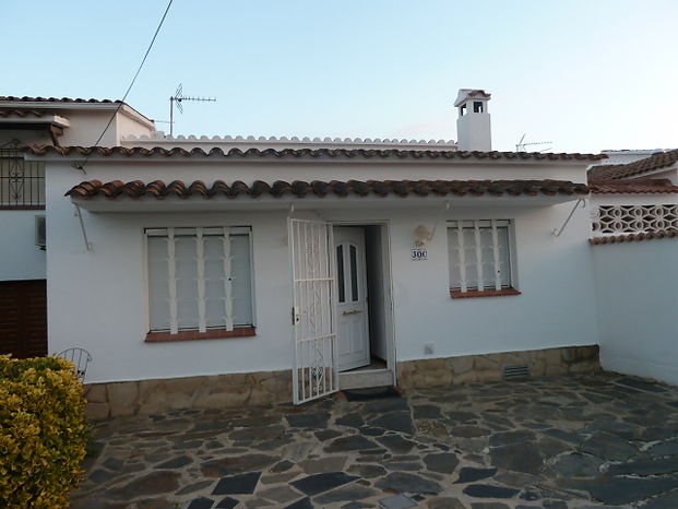 House, for rent, Empuriabrava on the canal with swimming pool and mooring