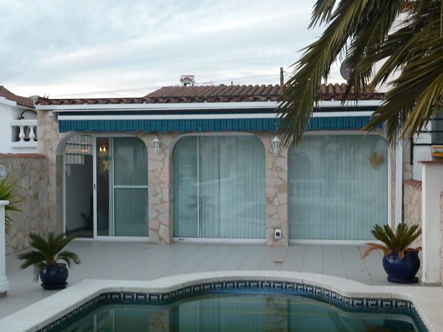 House, for rent, Empuriabrava on the canal with swimming pool and mooring