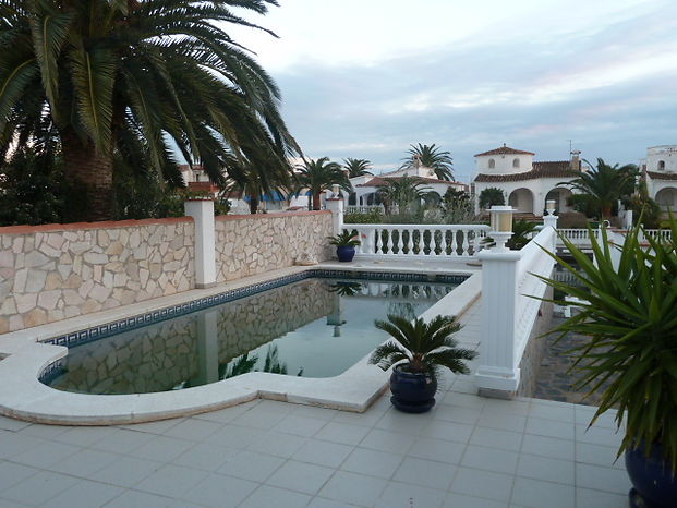 Attitude Services : House, for rent, Empuriabrava on the canal with swimming pool and mooring