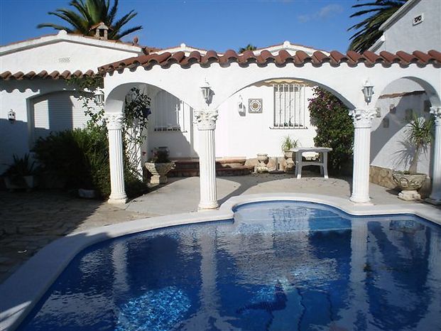 Attitude Services : Empuriabrava, for rent, villa on the canal Ter with swimming pool and private mooring