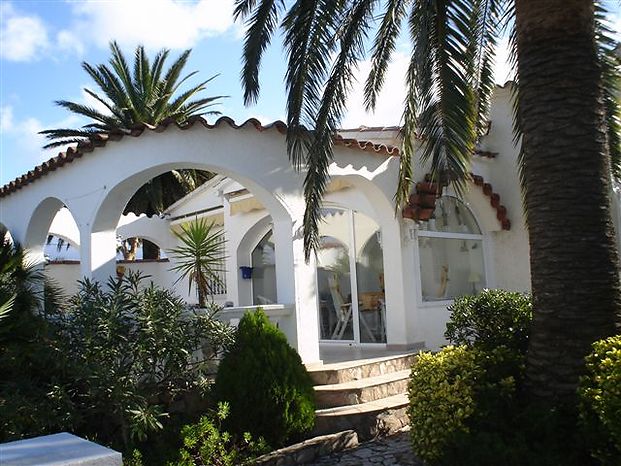 Empuriabrava, for rent, villa on the canal Ter with swimming pool and private mooring