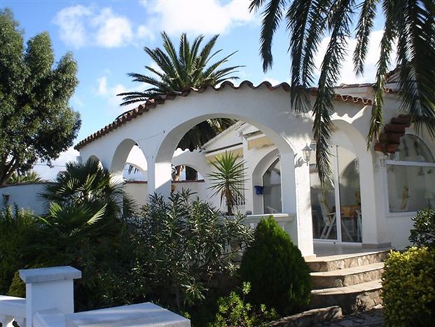 Empuriabrava, for rent, villa on the canal Ter with swimming pool and private mooring