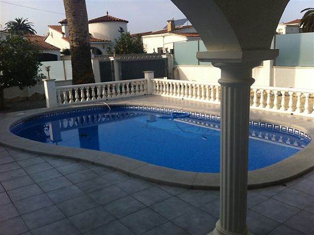 House, for rent, for 8 people sector Pani of Empuriabrava with private pool and garden