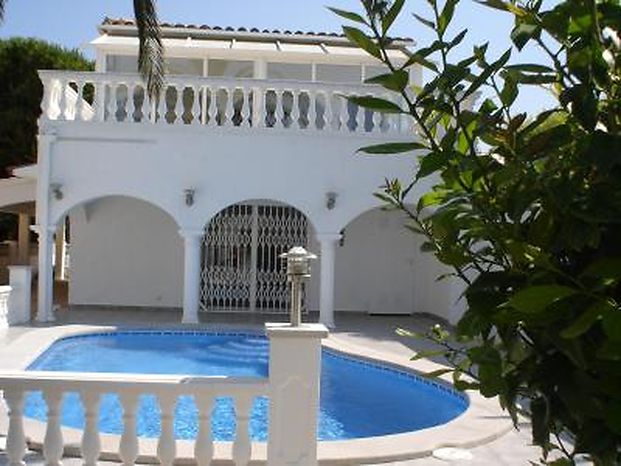 Attitude Services : house, for rent, for 8 people sector Pani of Empuriabrava with private pool and garden