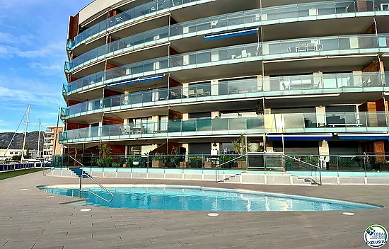 Encantador apartamento con licencia turística y vistas al canal en Roses