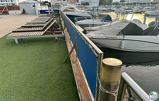 Encantador apartamento con licencia turística y vistas al canal en Roses