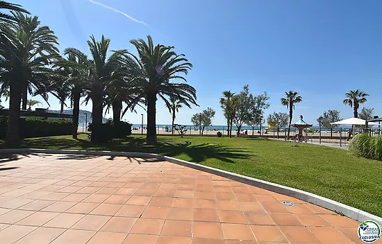 Seafront apartment with tourist license in Roses, Costa Brava