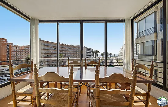 Exclusive seafront apartment, 95 m² with private parking.