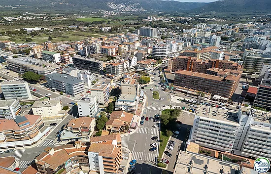 Exclusive seafront apartment, 95 m² with private parking.