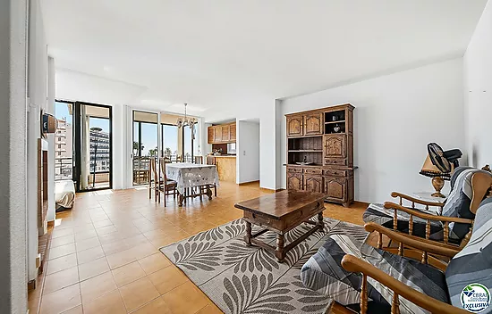 Exclusive seafront apartment, 95 m² with private parking.