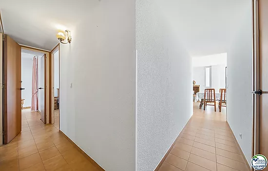 Exclusive seafront apartment, 95 m² with private parking.