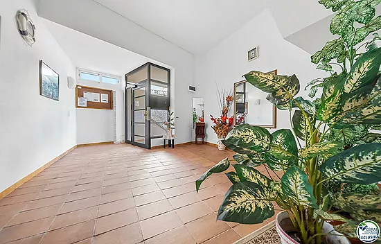 Exclusive seafront apartment, 95 m² with private parking.