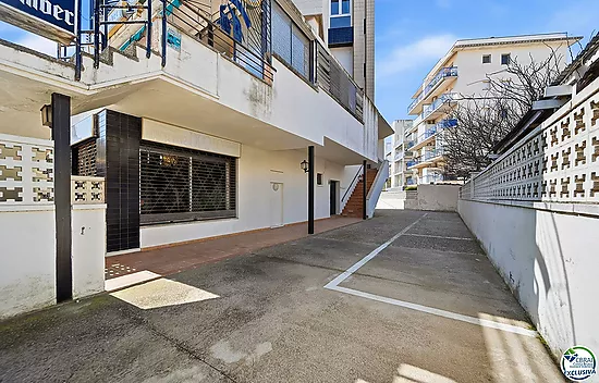 Exclusive seafront apartment, 95 m² with private parking.