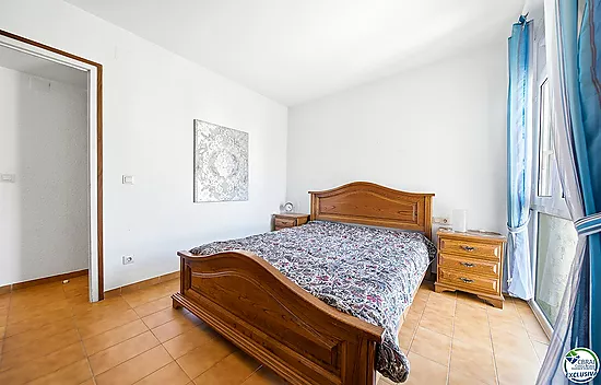 Exclusive seafront apartment, 95 m² with private parking.