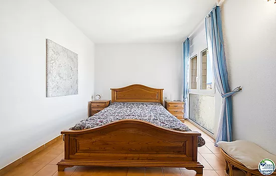 Exclusive seafront apartment, 95 m² with private parking.