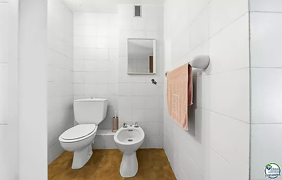 Exclusive seafront apartment, 95 m² with private parking.