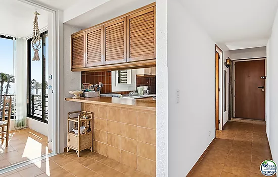 Exclusive seafront apartment, 95 m² with private parking.