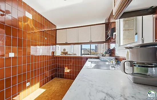 Exclusive seafront apartment, 95 m² with private parking.