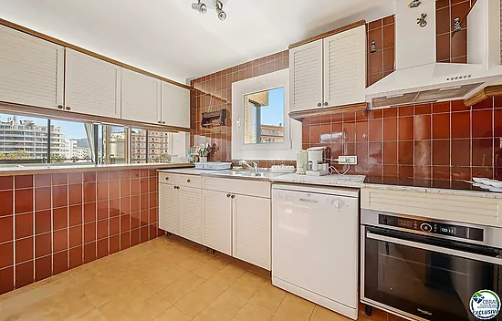 Exclusive seafront apartment, 95 m² with private parking.